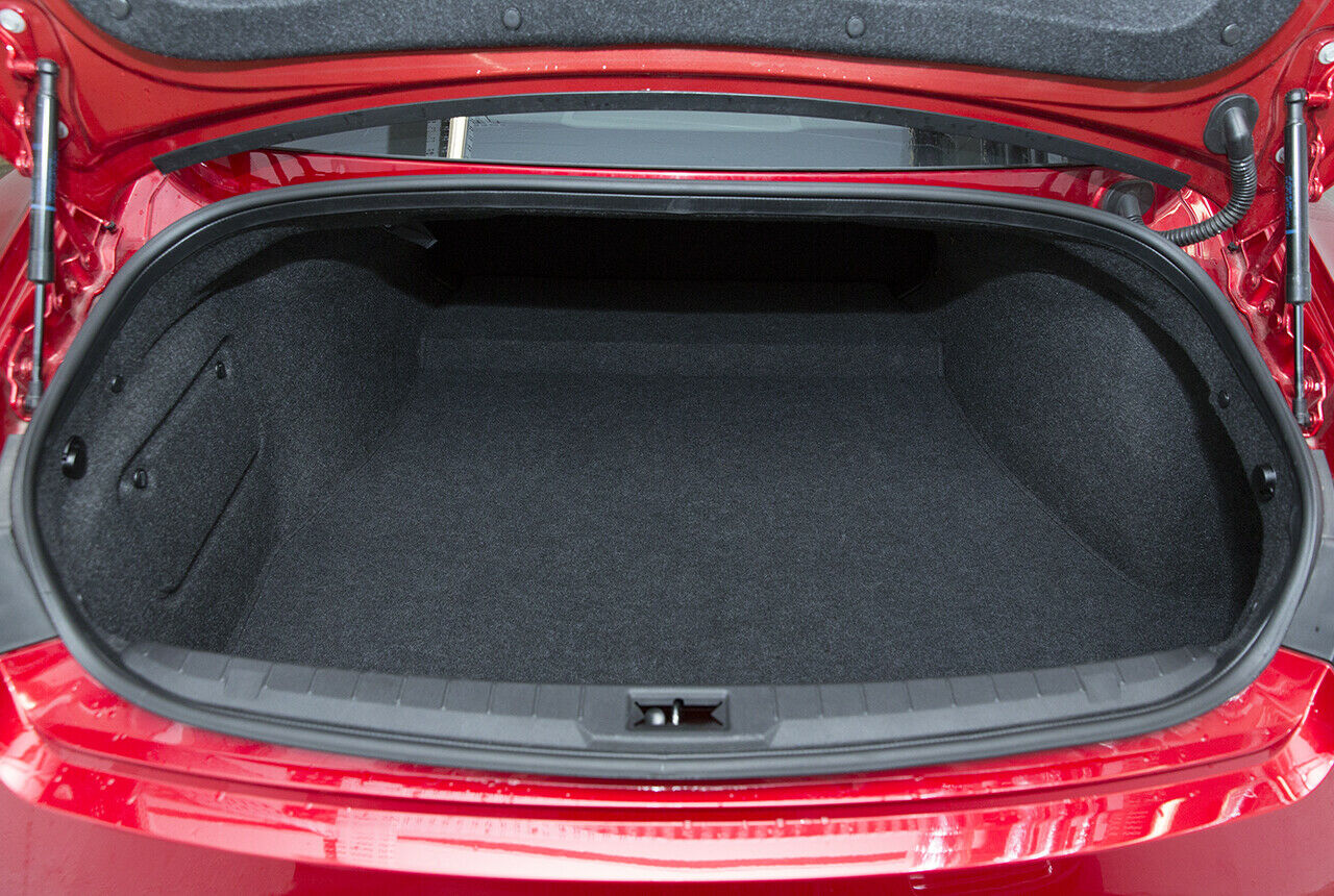 Der Infiniti Q60 kann nur 354 Liter einladen, die Klappe fällt zudem recht schmal aus