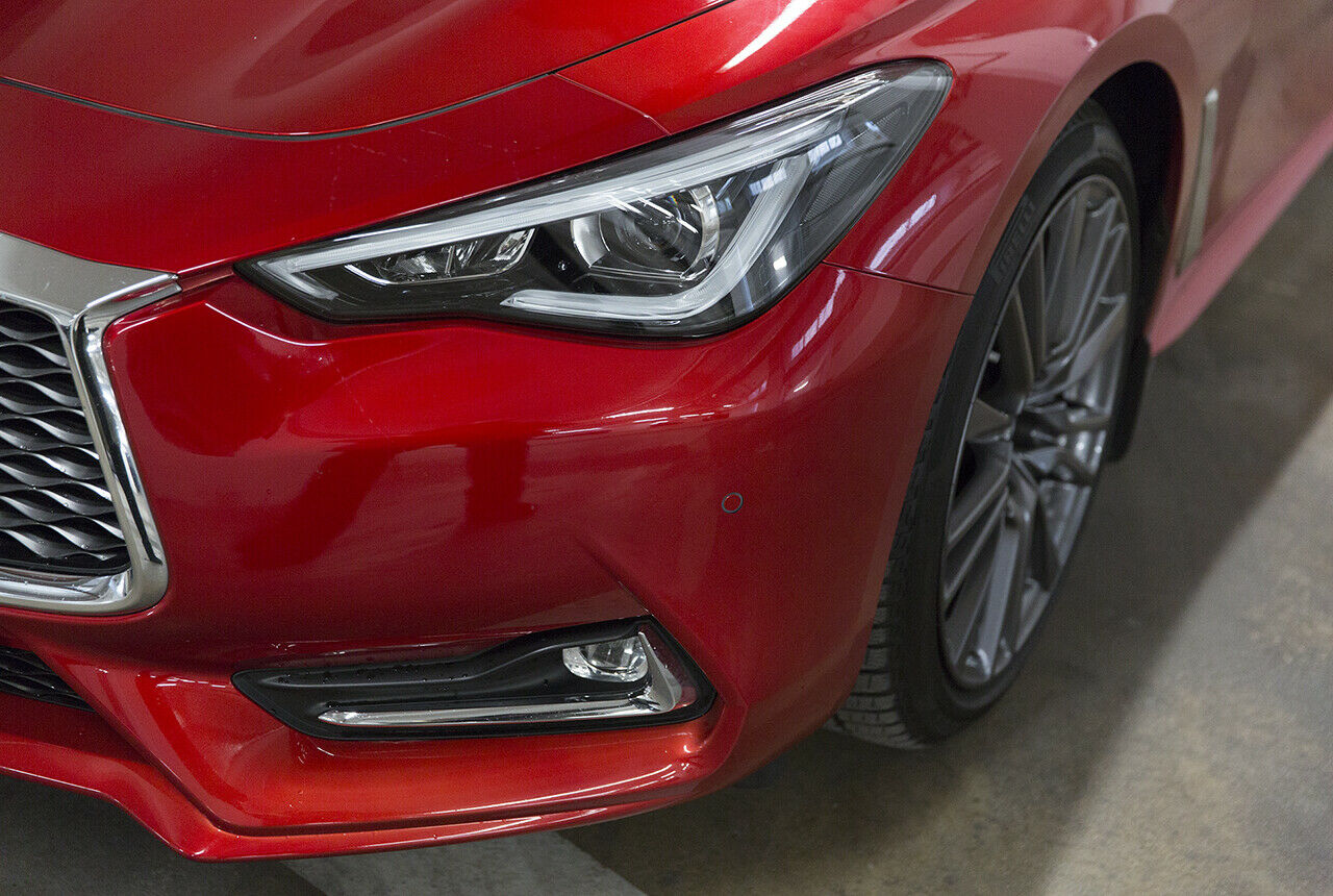 Infiniti liefert den Q60 S serienmäßig mit "Smart-Beam"-Leuchten aus, wenn man das Sport-Tech-Paket wählt, sonst kosten sie 1.300 Euro Aufpreis