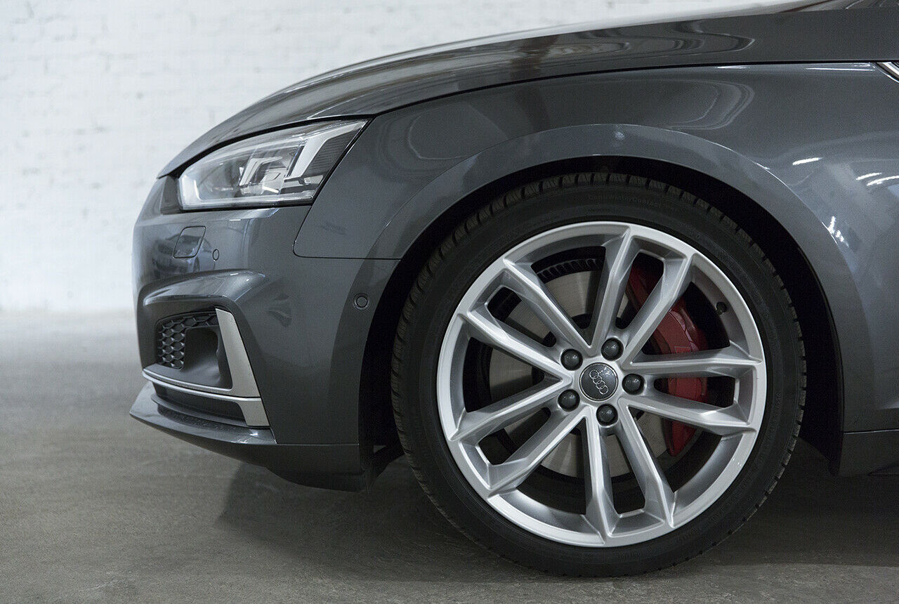 Der Audi S5 rollt serienmäßig auf 18-Zoll-Alu-Felgen, unser Testwagen auf 19-Zöllern für fast 2.000 Euro