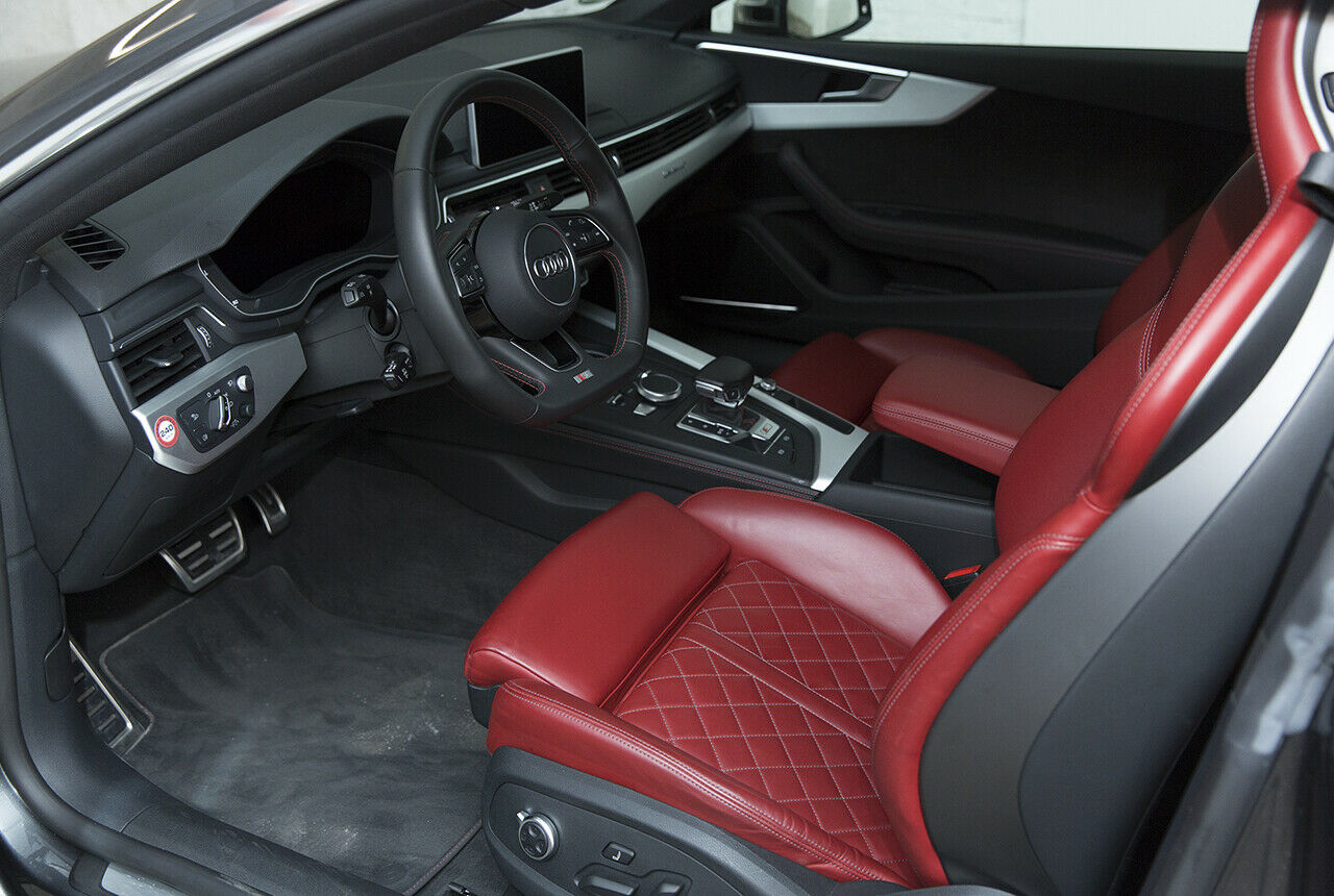 Rotes Leder mit Rautenmuster macht den Innenraum an unserem Test-Audi besonders