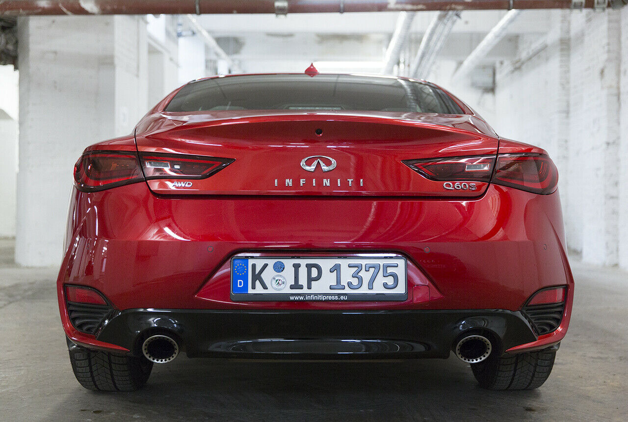 Der Infiniti Q60 S kommt mit zwei schick gestalteten Endrohren mit großem Querschnitt aus