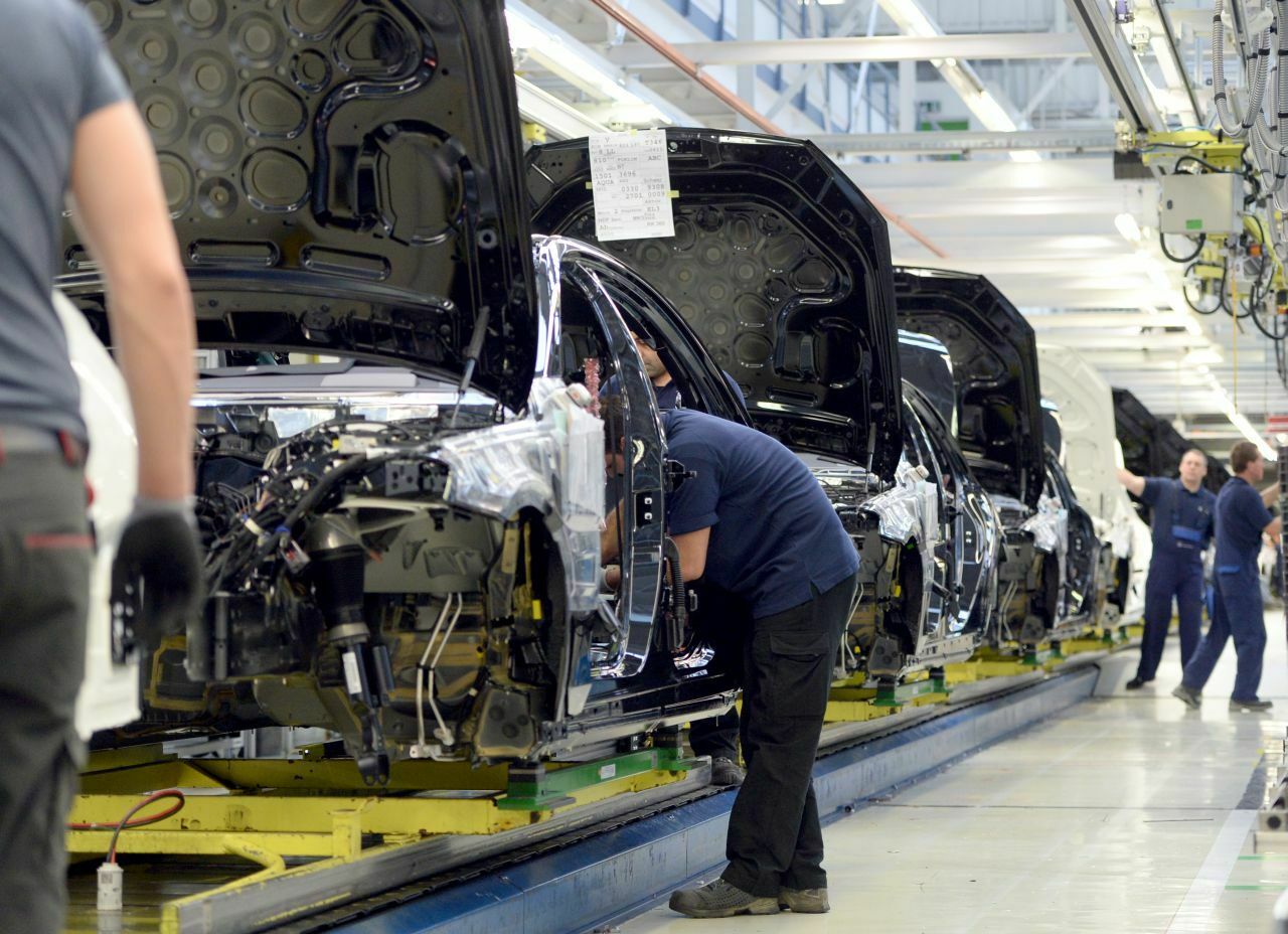 Mercedes-Produktion in Sindelfingen: Vom Wachstum in Europa profitieren Autohersteller stärker als Zulieferer