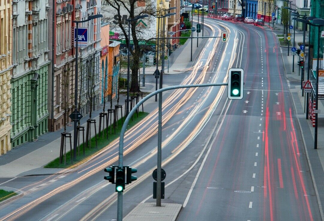 Pkw, Lkw, Omnibusse, Motorräder und Zugmaschinen zusammen bewältigten 2013 rund 705 Milliarden Kilometer Strecke