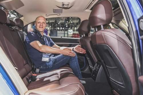 Im Fond des BMW 3er L ist der Platz nach vorne sogar größer als in BMW 5er oder 7er-Modellen