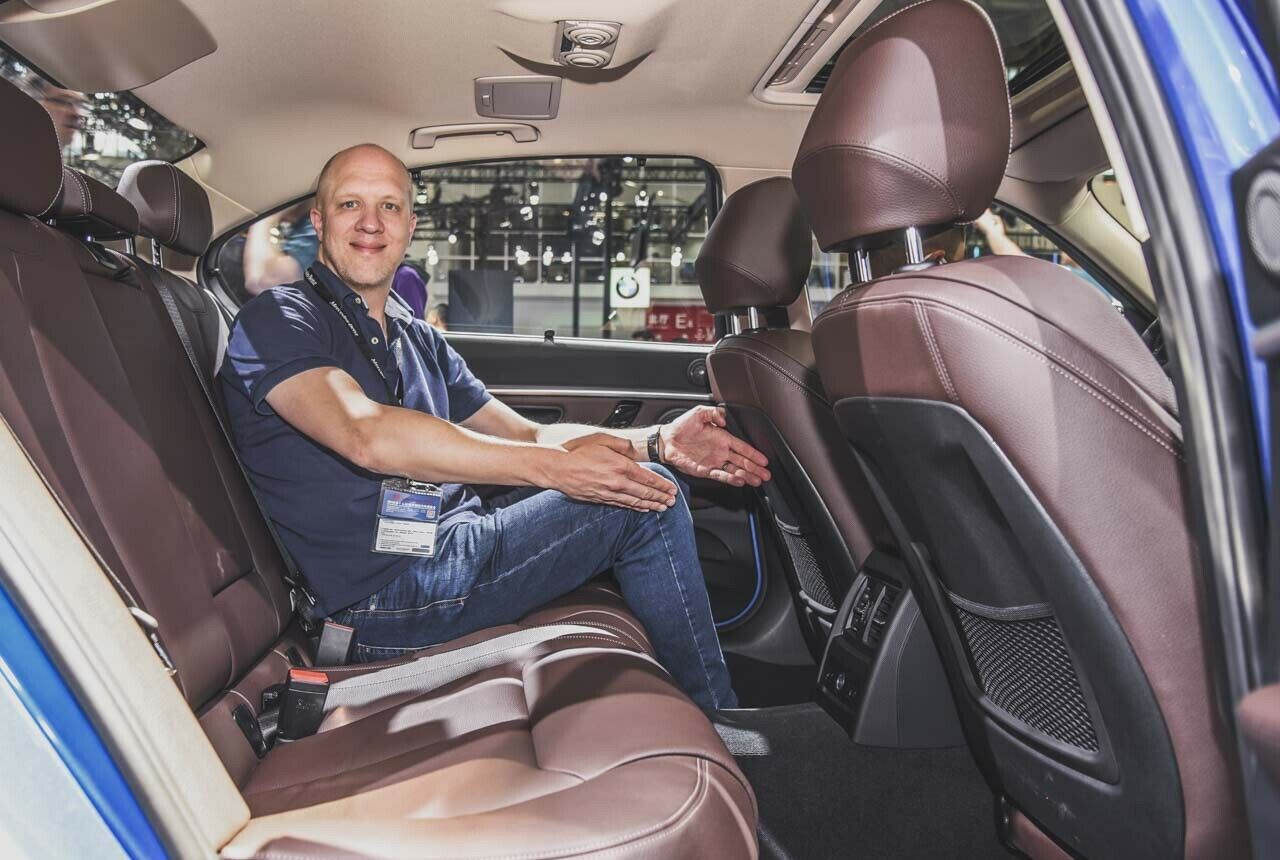 Im Fond des BMW 3er L ist der Platz nach vorne sogar größer als in BMW 5er oder 7er-Modellen