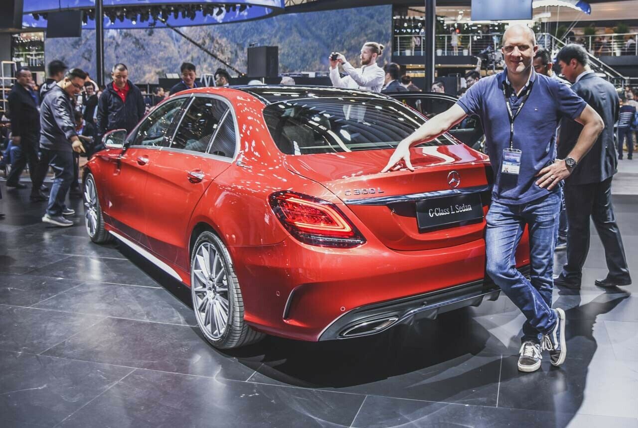 MOTOR-TALK Redakteur Fabian Hoberg setzte sich auf der Auto-China 2018 in Mercedes C-Klasse L (Bild), Audi A4L und BMW 3er L