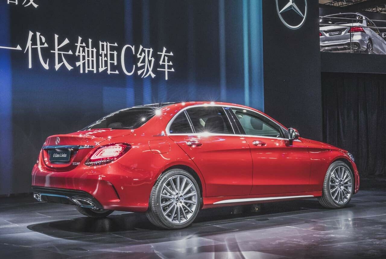 Mercedes brachte die Langversion der C-Klasse 2014 auf den chinesischen Markt, jetzt wurde das Facelift in Peking gezeigt. Die Konkurrenzprodukte von BMW und Audi waren früher erhältlich