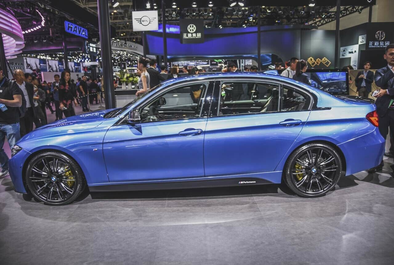 Der gestreckte BMW 3er ist immer noch deutlich kleiner als ein regulärer BMW 5er. Auf die Limo aus der oberen Mittelklasse fehlen dem 3er L rund 18 Zentimeter