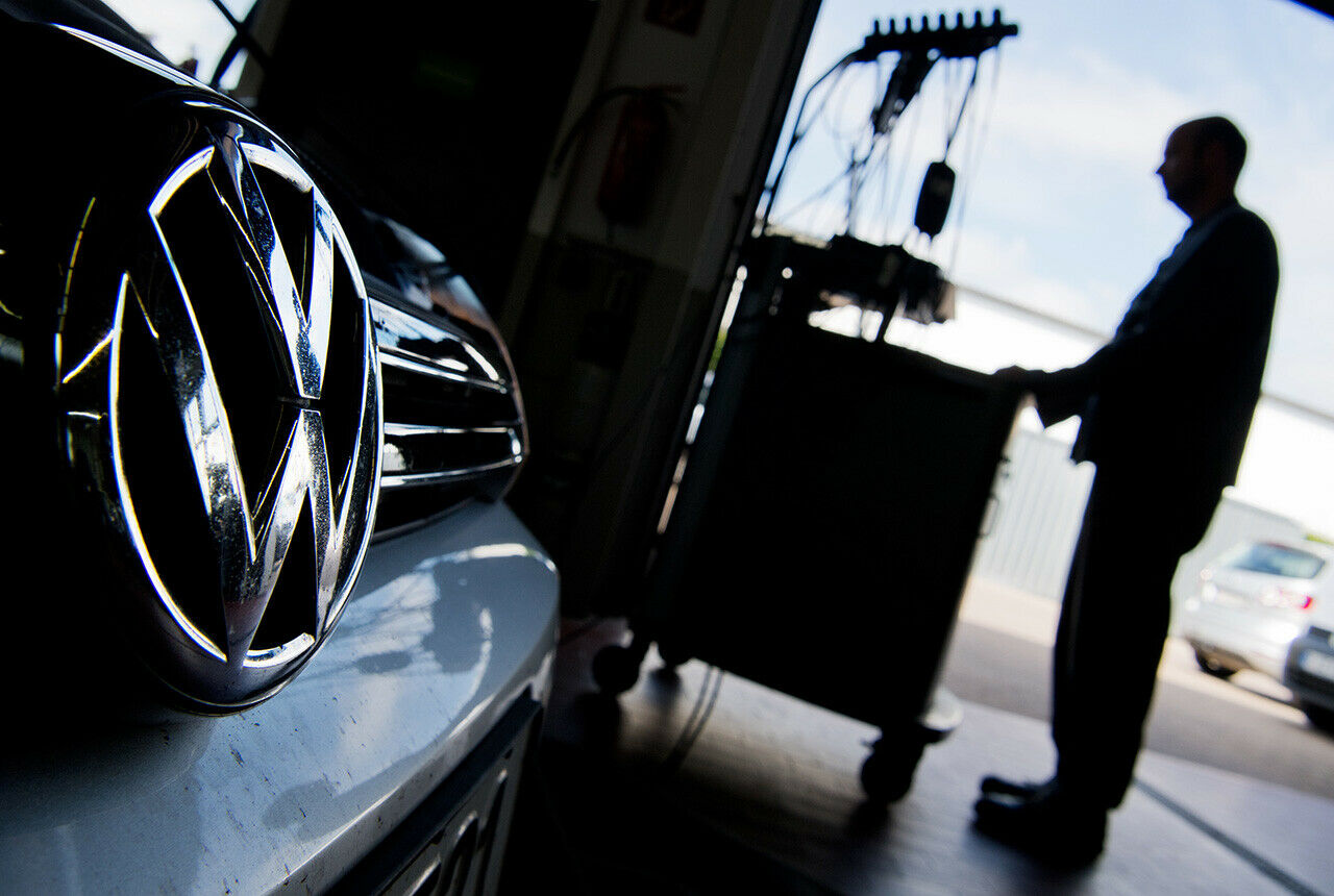 Der "Deutschen Umwelthilfe" genügt das Software-Update am EA189 nicht. Die Kfz-Zulassungsstellen sollen Autos mit diesem Motor den Betrieb auf öffentlichen Straßen verbieten