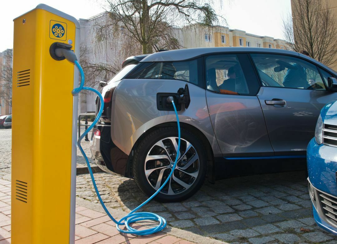 Ein BMW i3 tankt an einer Stromtankstelle in der Stadt Bernau