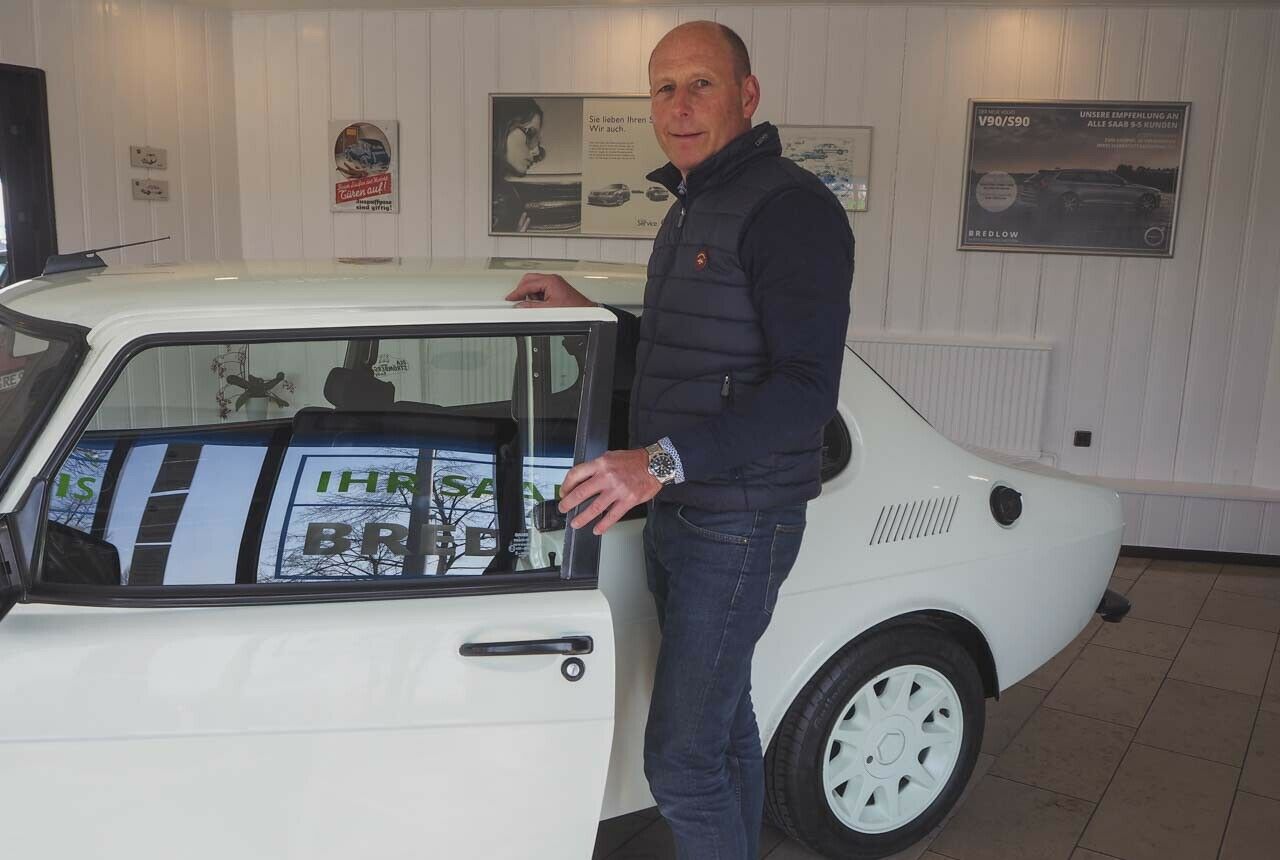 Werkstattleiter Ralph Bredlow fährt gerne mit einem marmorweißen Saab 99 Turbo bei Oldtimer-Rallyes mit