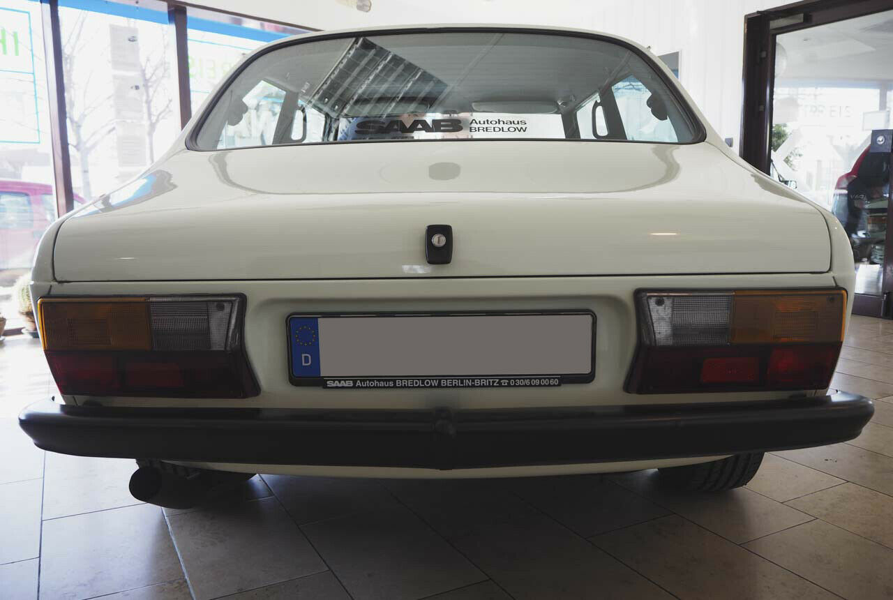 Anders als der 900 setzte man beim 99 noch auf klassisches Stufenheck