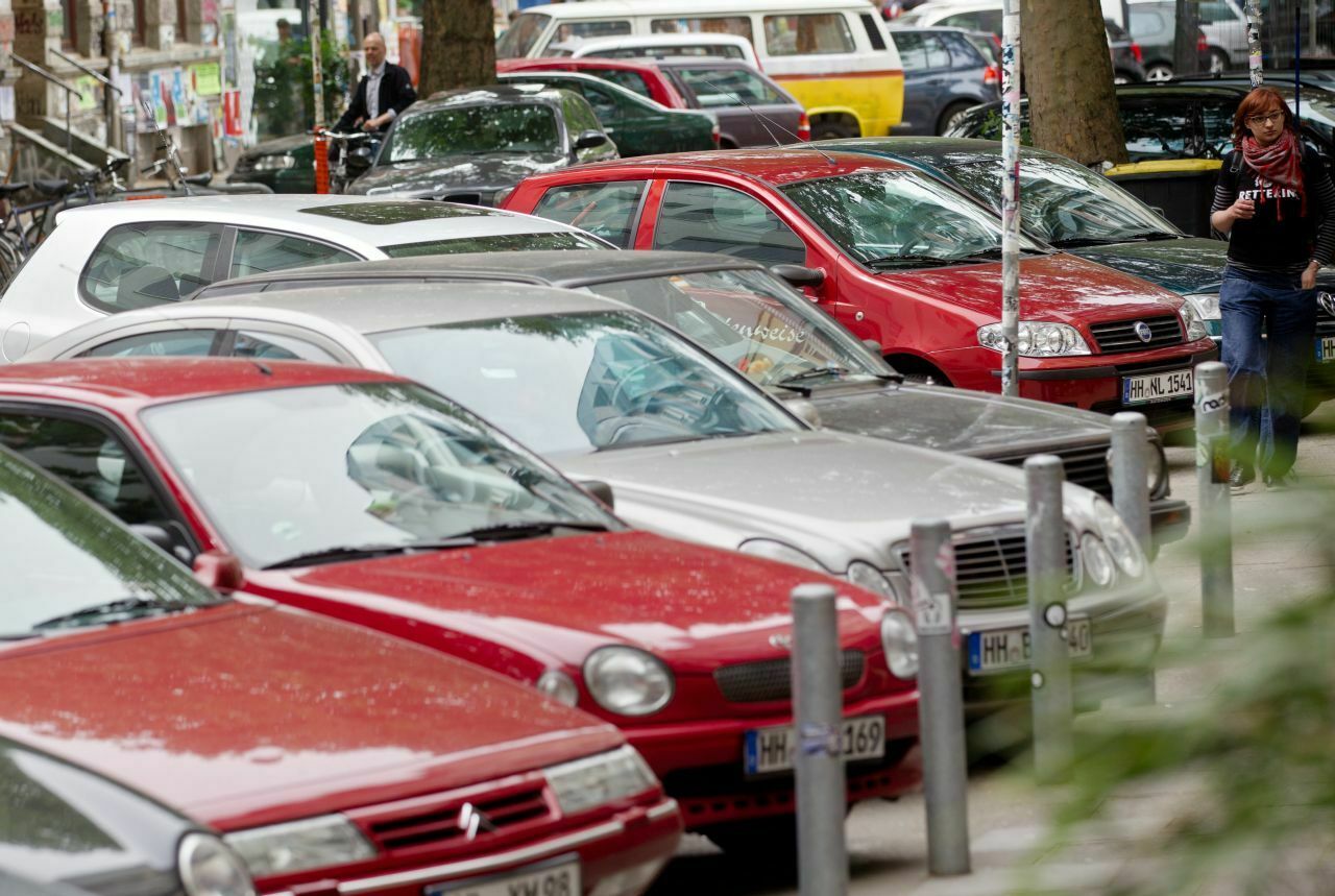 Stadtstraße in Hamburg: Deutschlands Autos sind im Schnitt fast neun Jahre alt