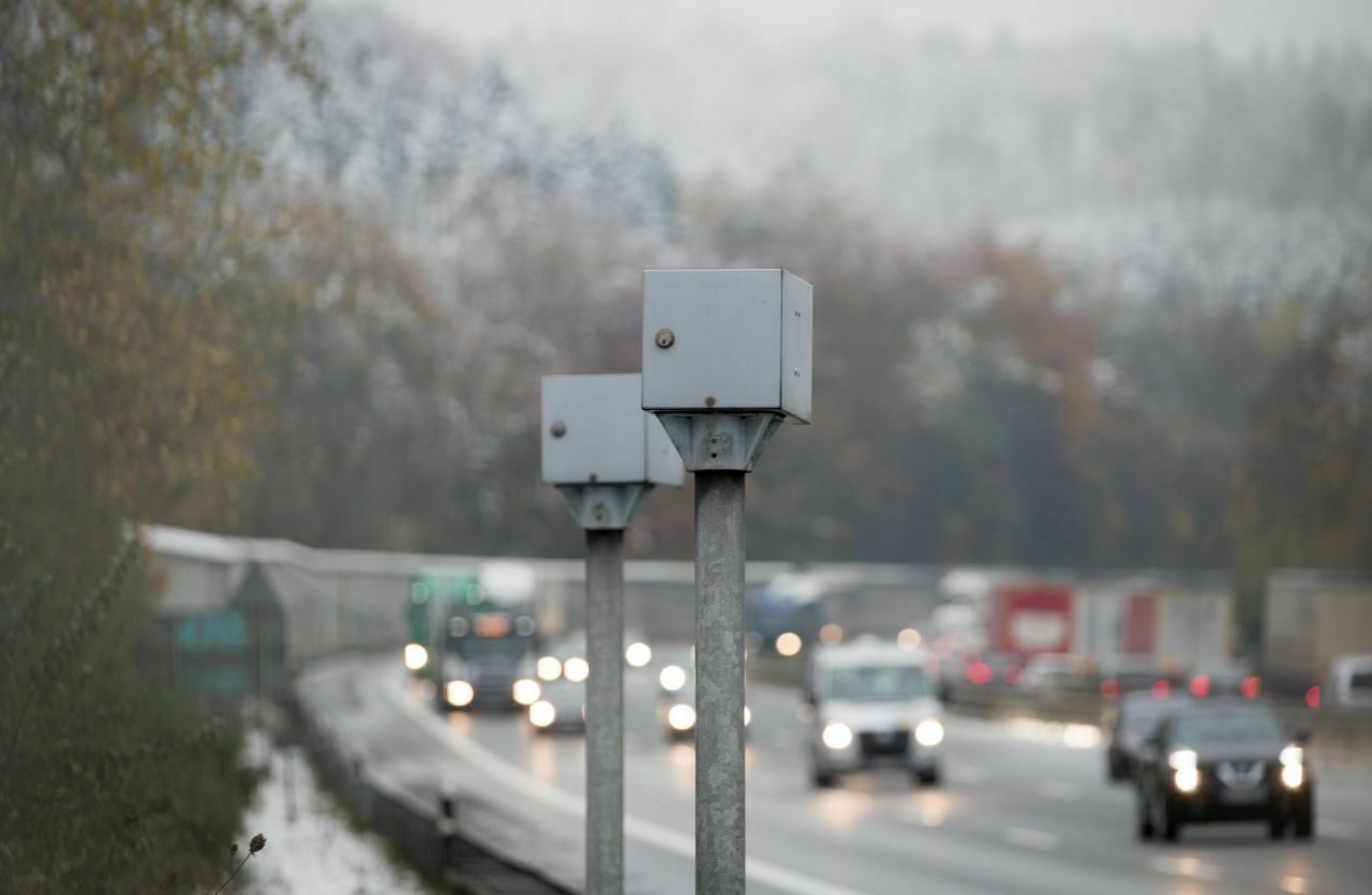 Das ist Deutschlands bekanntester Blitzer (Foto: 8.11.2016). Im Minutentakt fahren auf der A2 Autofahrer zu schnell in die Radarfalle