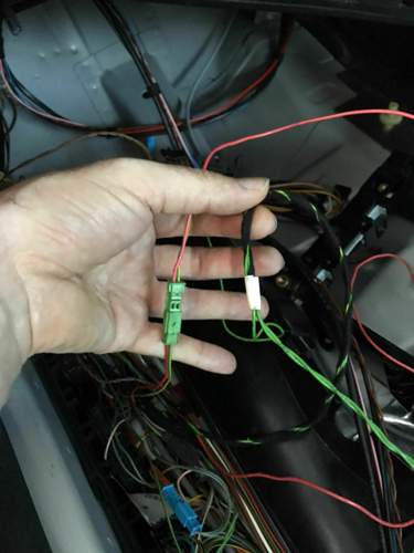 Distronic Stecker im Kabelkanal