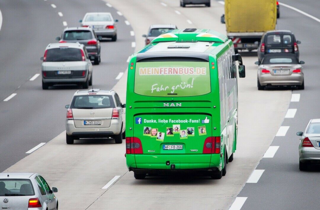 Fernbus auf der Autobahn