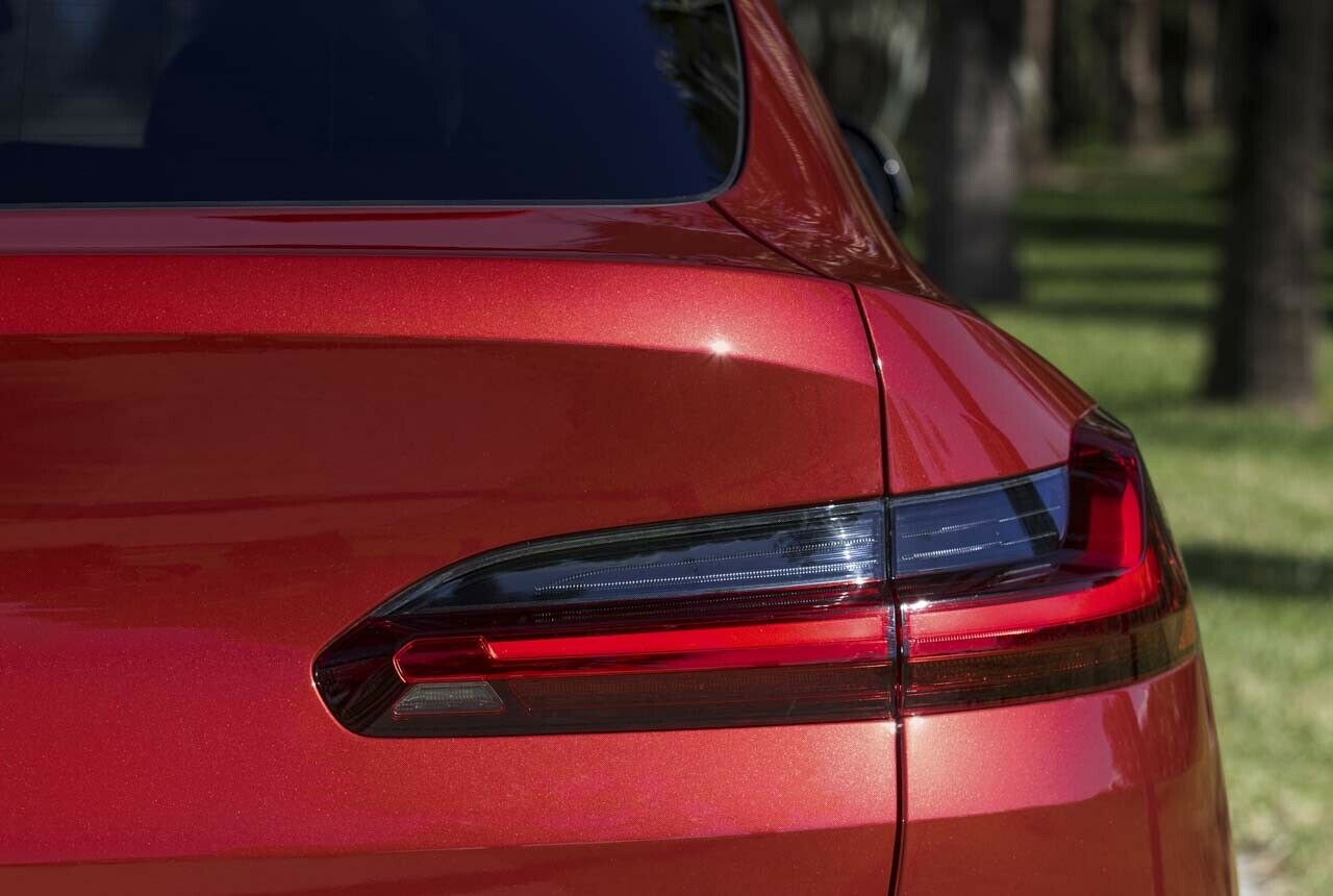 Die neuen Rückleuchten am Heck des X4 wurden schlanker und klarer. So ähnlich werden sie an vielen künftigen BMW aussehen