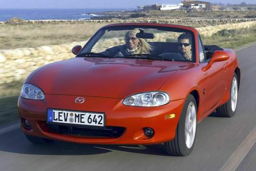 Die zweite Generation des MX-5 (NB) verzichtete auf die süßen Klappscheinwerfer und wurde "männlicher" im Design