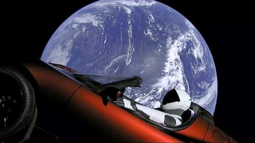 Mit der Aktion wurde Teslas zweiter Roadster weltbekannt. Kaufen kann man ihn voraussichtlich erst 2020