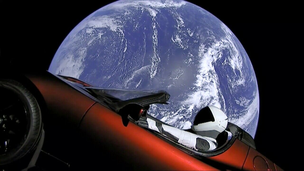 Mit der Aktion wurde Teslas zweiter Roadster weltbekannt. Kaufen kann man ihn voraussichtlich erst 2020