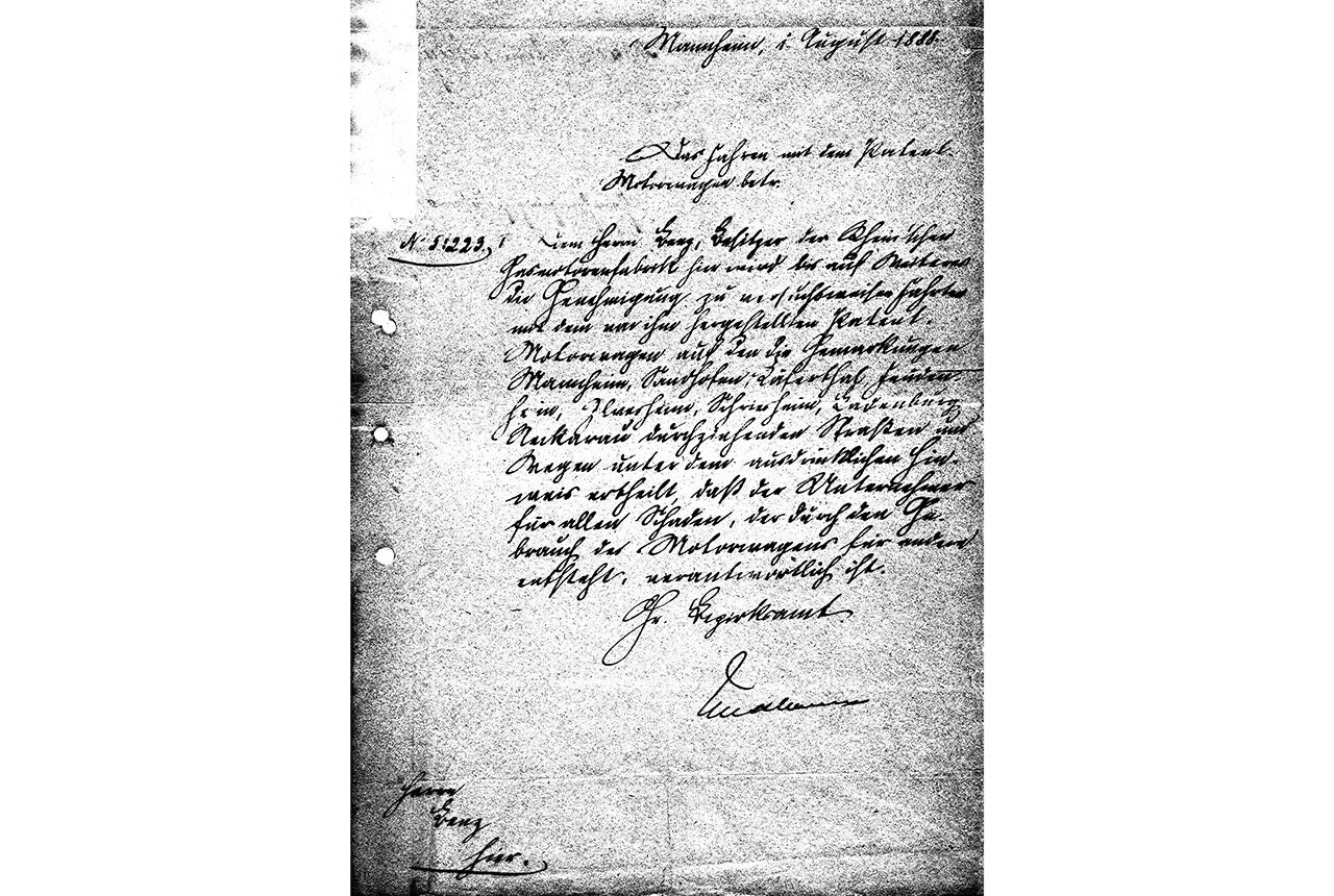 Eine Reproduktion der Fahrerlaubnis. Ausgestellt am 1. August 1888 vom Bezirksamt Mannheim auf den Namen Carl Benz. Damit darf Benz in Mannheim, Sandhofen, Käferthal, Feudenheim, Ilvesheim, Schriesheim, Ladenburg, Neckarau fahren