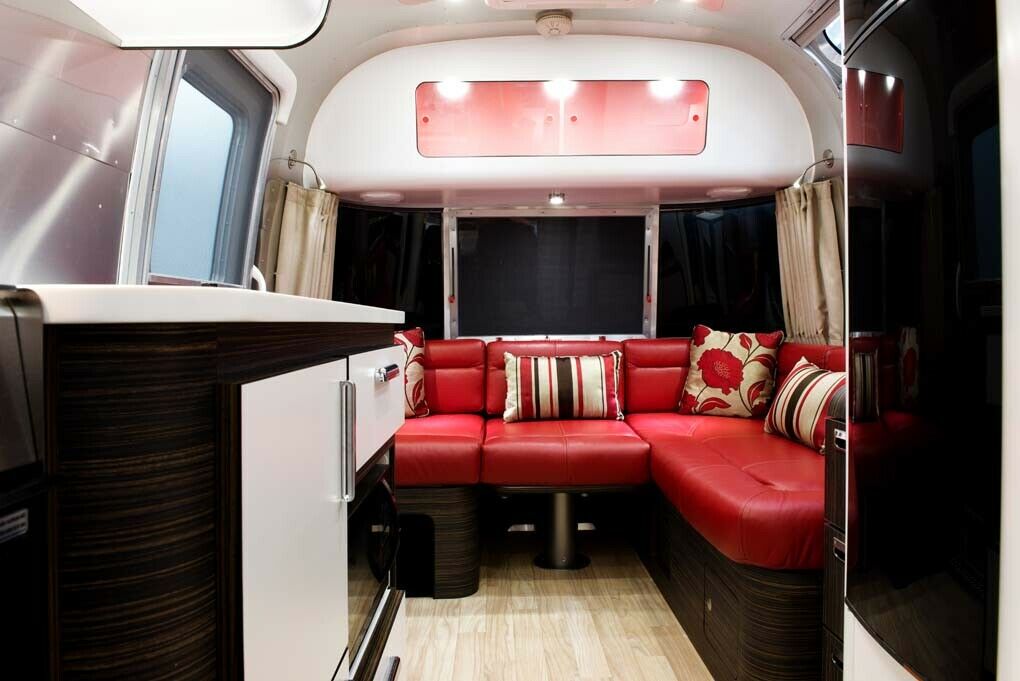 Auch von innen kann sich der Airstream 604 sehen lassen