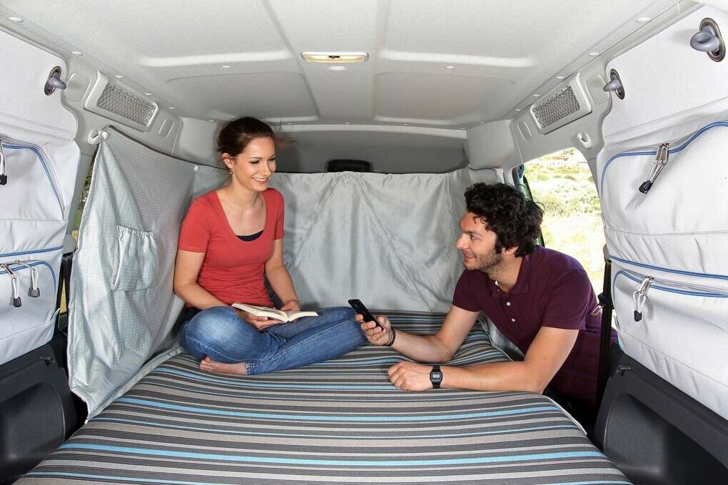 Der Caddy Tramper mit ausgeklapptem Doppelbett
