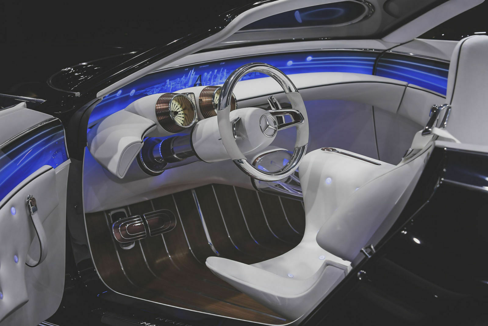 Futuristisches Interieur ohne Schalter und Tasten im Maybach