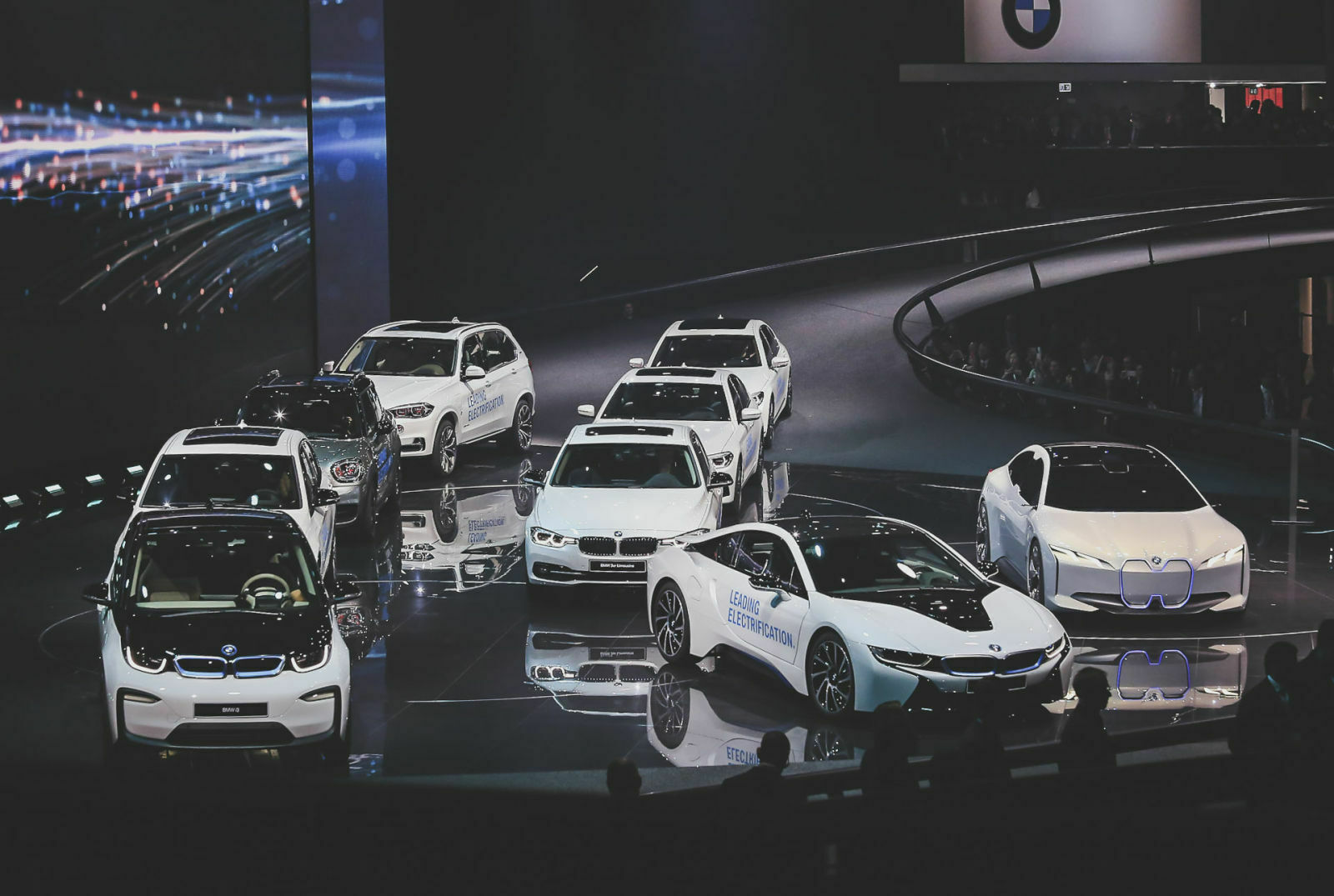 "Führend bei der Elektrifizierung" sei man, sagt BMW und zeigt Plug-in-Hybride, Elektroautos und natürlich die Studie eines elektrischen 3ers