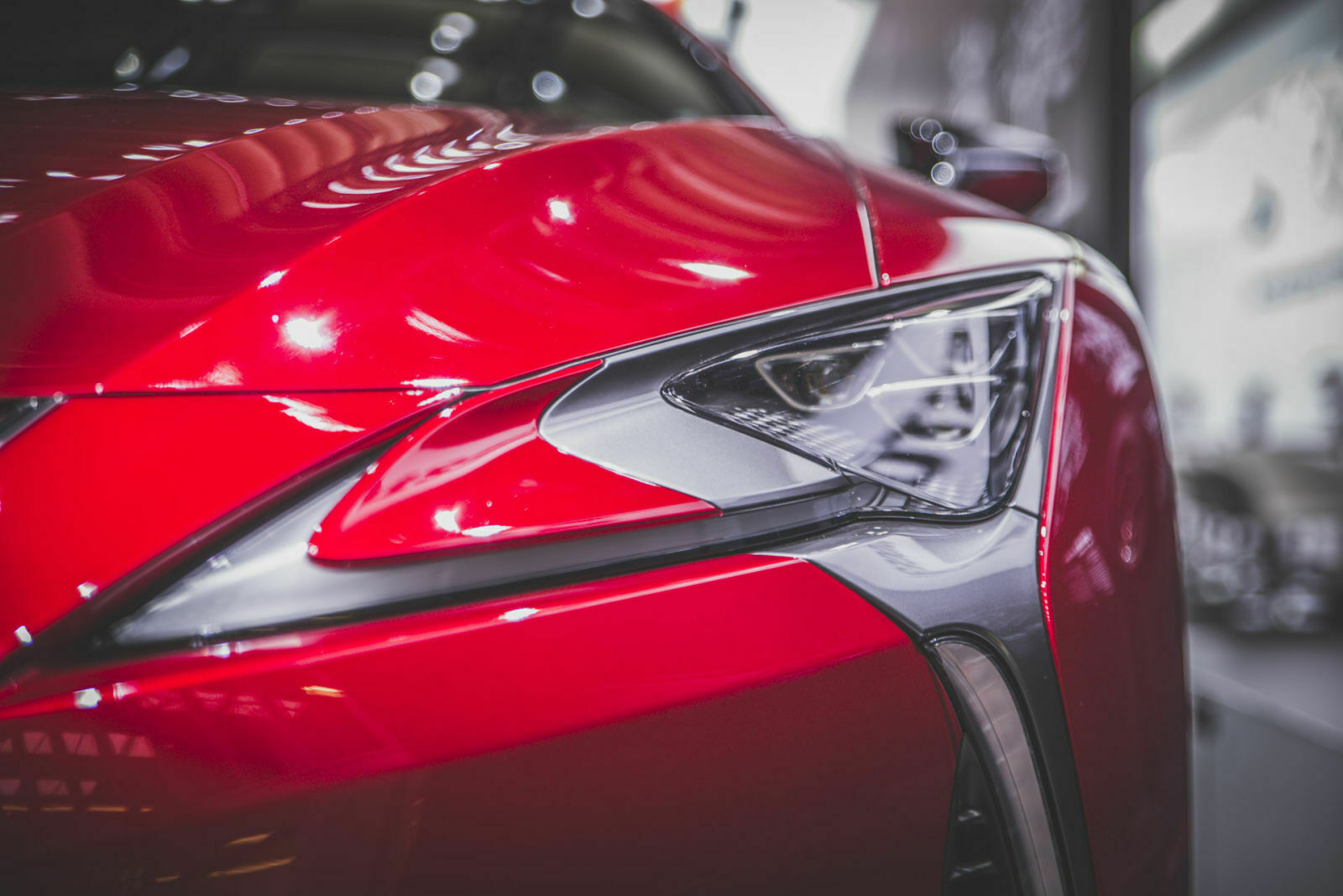 Optisch unterscheiden sich Hybrid und Verbrenner nur in Details
