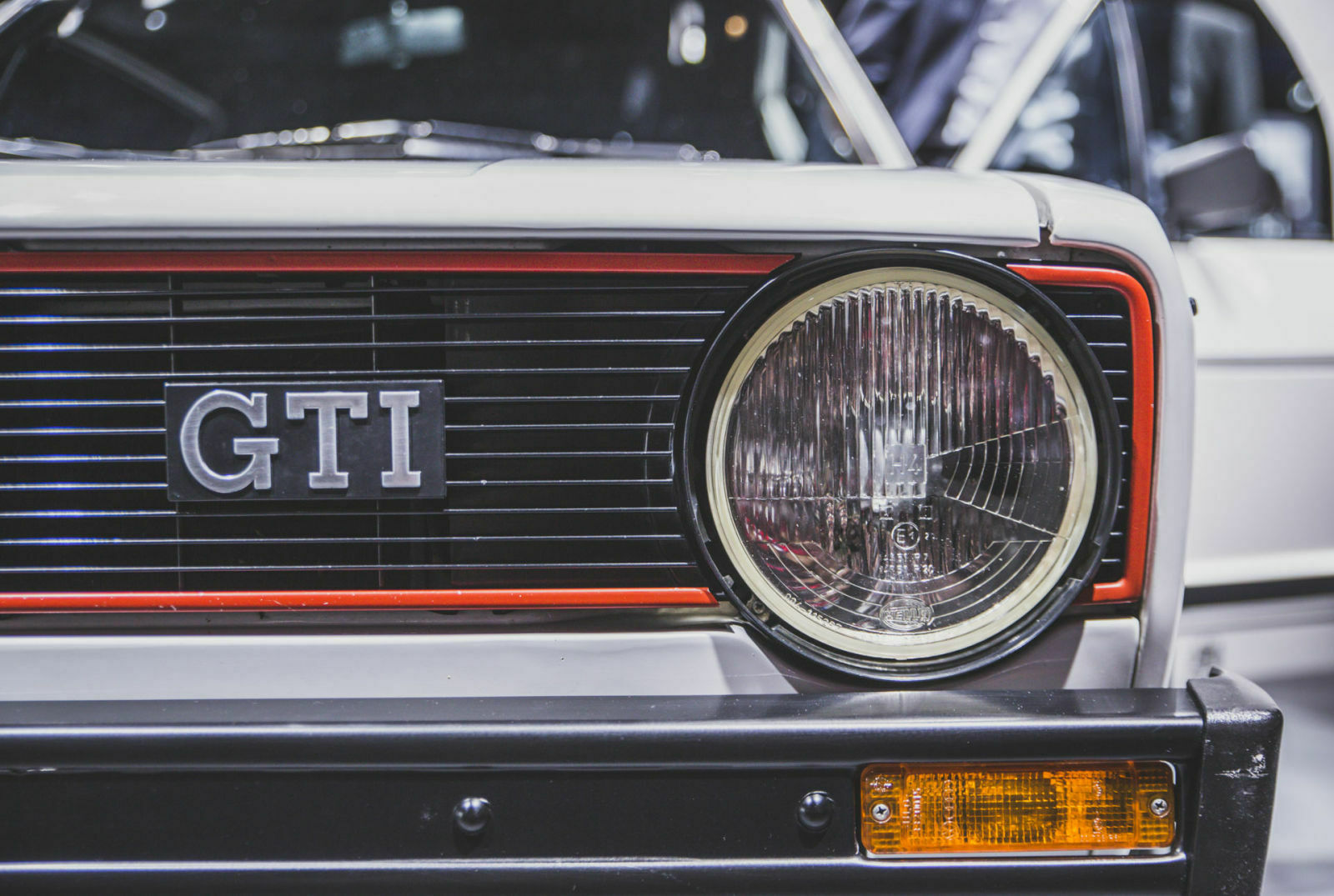 Die rote Zierleiste hat VW in groben Zügen beibehalten, sonst hat sich beim Golf GTI seit der Generation Eins viel getan
