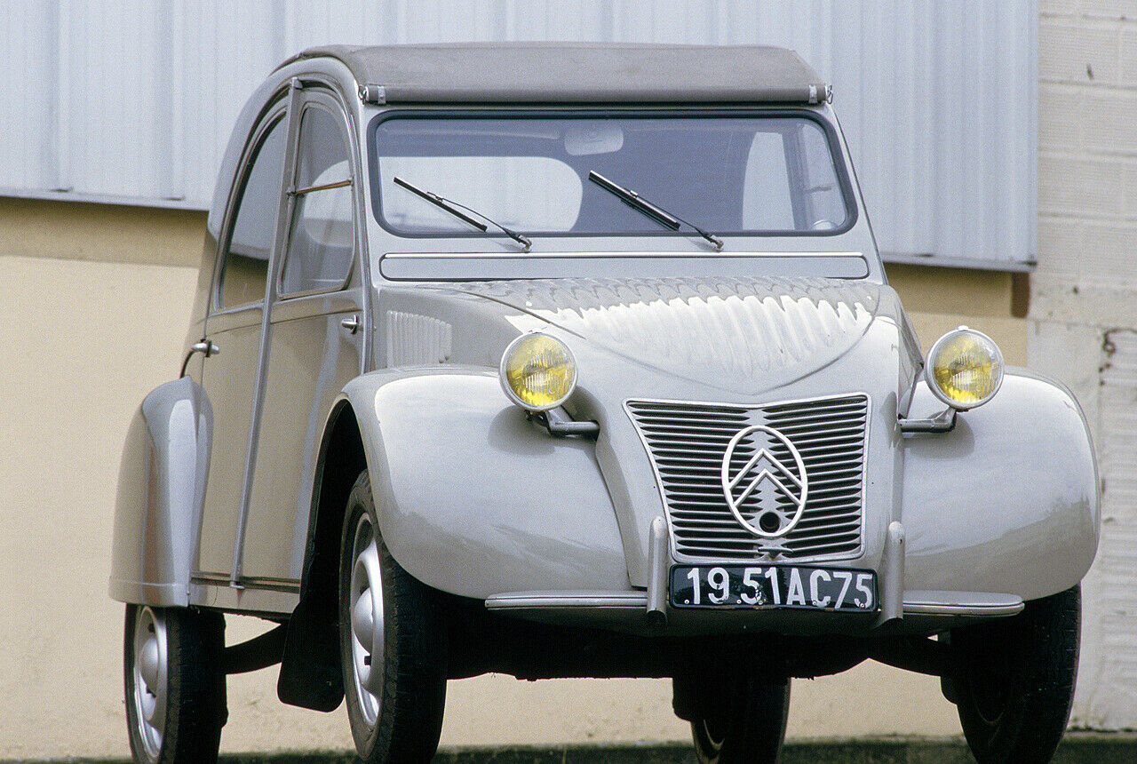 Citroën 2CV: Der robuste, praktische Franzose brauchte rund fünf Liter und wurde damit zum Dauerbrenner im Angebot des Herstellers