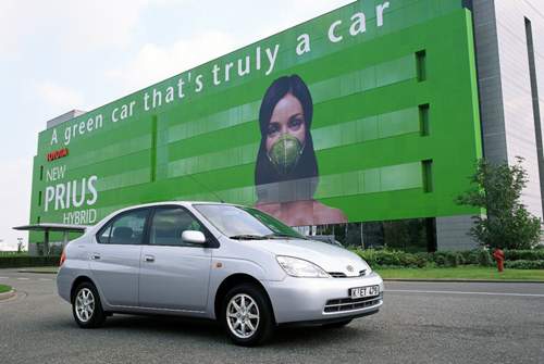 Toyota Prius I: Auf eine unauffällige Karosse setzte Toyota nur beim ersten Vollhybrid, der geniale Antrieb vereint bis heute Alltagstauglichkeit, Sparsamkeit und Erschwinglichkeit