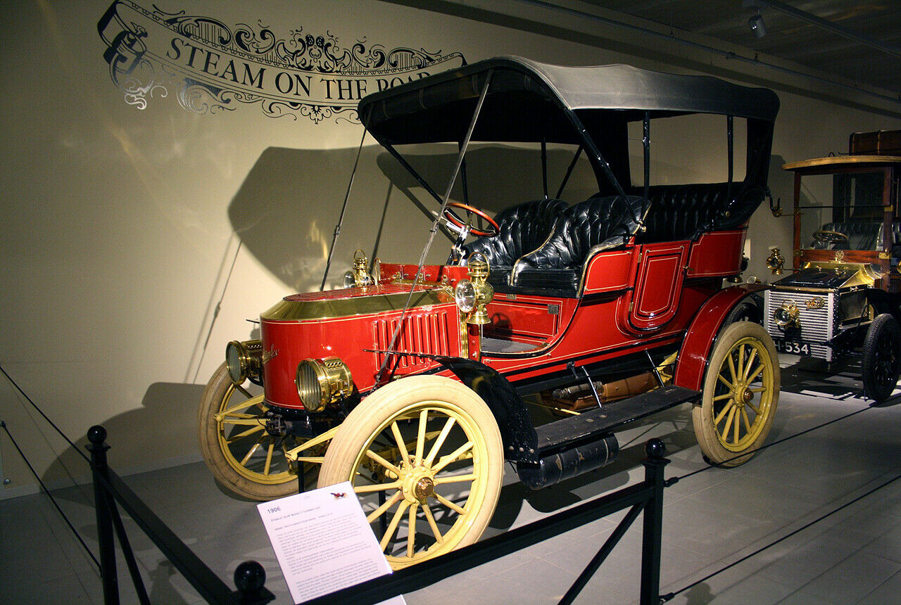 Stanley 20 HP Streamer Model F: Anfang des 20. Jahrunderts war das Rennen zwischen Dampfmaschine und Benzinmotor noch offen. Der Stanley verdampfte 105 Liter Wasser auf 64 Kilometer