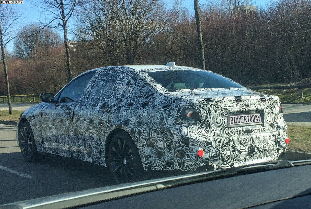 BMW 5er Erlkönig: Am linken Kotflügel trägt er eine deutlich sichtbare Klappe. Sie weist auf den Hybridantrieb hin