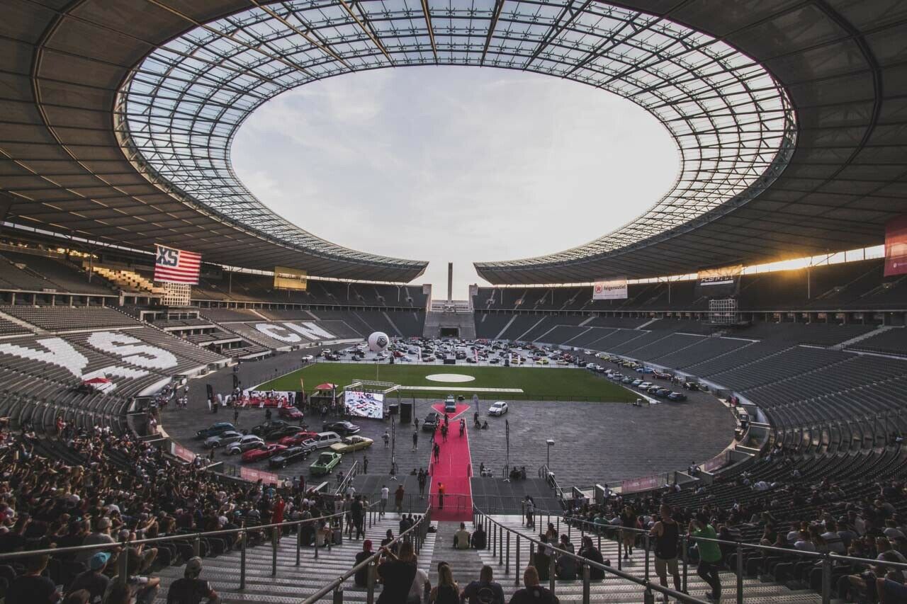 Eigentlich hat jeder gewonnen, der hier parkt: Im Berliner Olympiastadion treten die 50 schönsten Tuning-Fahrzeuge Europas gegeneinander an