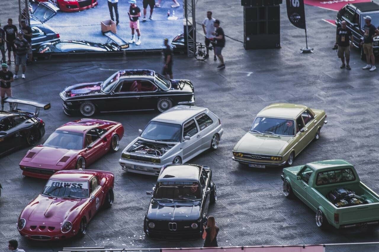 Dieser Ferrari 250 GTO (vorne links) ist eigentlich ein Datsun. Das macht das Exponat weitaus günstiger. Aber nicht weniger beeindruckend