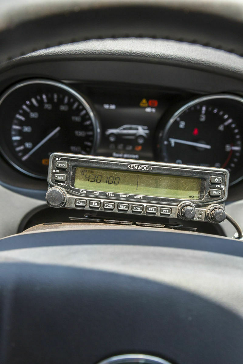 Diese Kenwood-Funkgeräte wurden während der Tour genutzt, damit die einzelnen Fahrzeuge in Kontakt bleiben und niemand verloren geht