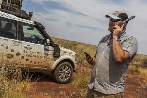Buschexperte John Stafford mit Satellitentelefon: Ohne sollte man hier draußen nicht unterwegs sein, rät er