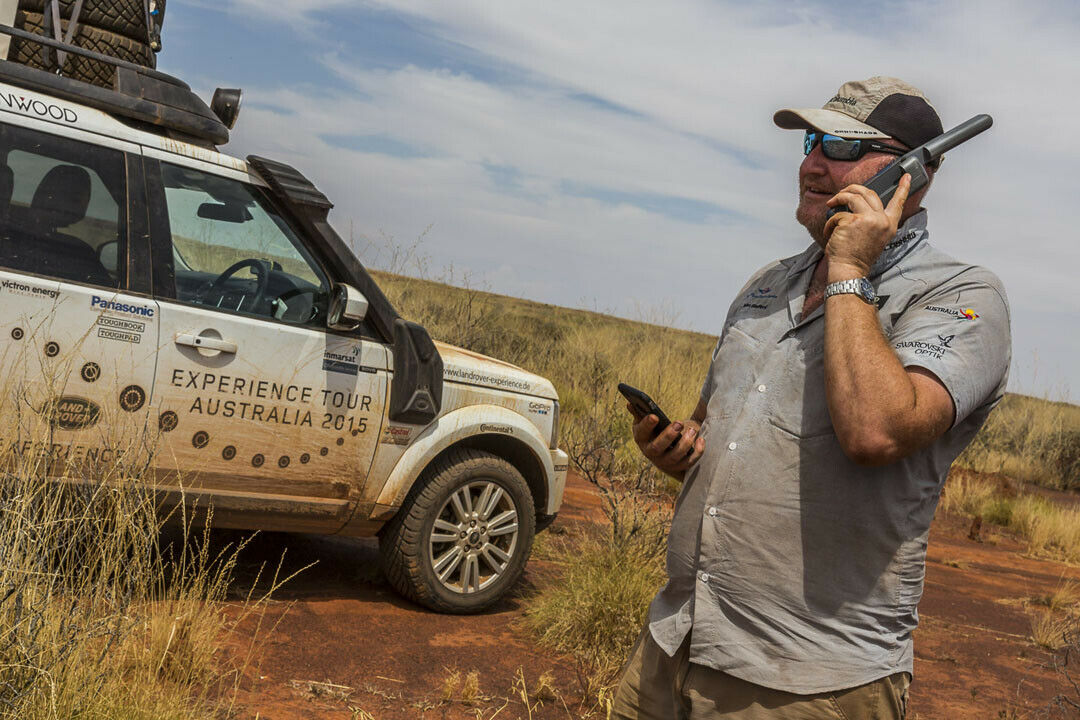 Buschexperte John Stafford mit Satellitentelefon: Ohne sollte man hier draußen nicht unterwegs sein, rät er