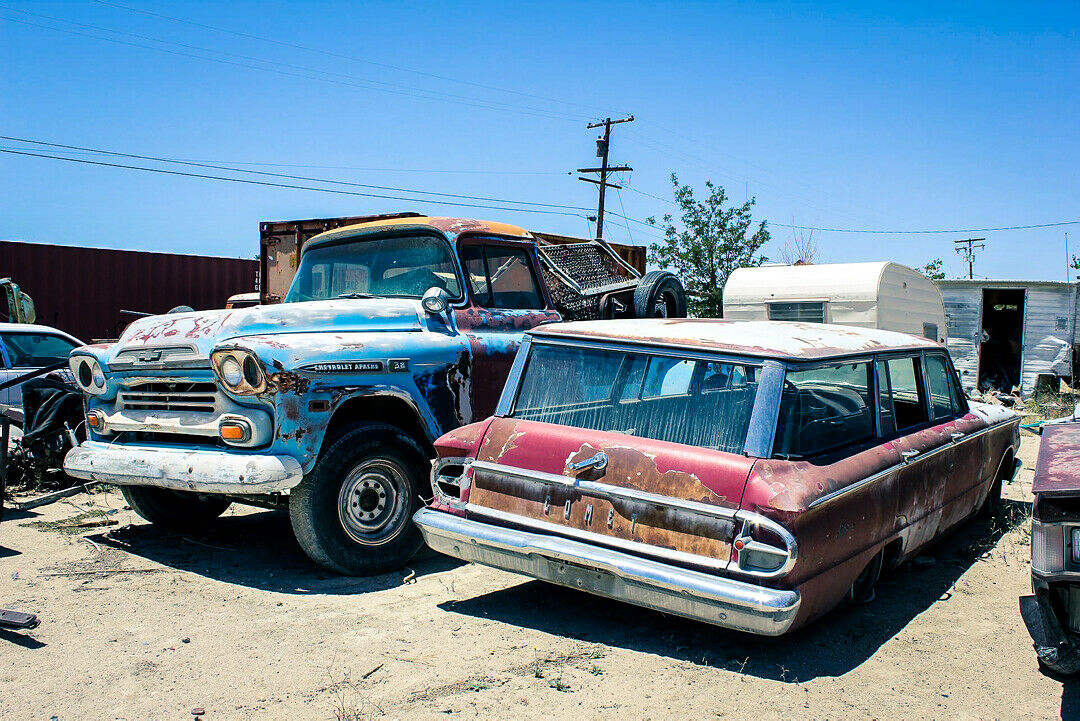 Da blutet das Herz: Ein Chevrolet Apache und ein Mercury Comet bleichen in der heißen Sonne vor sich hin