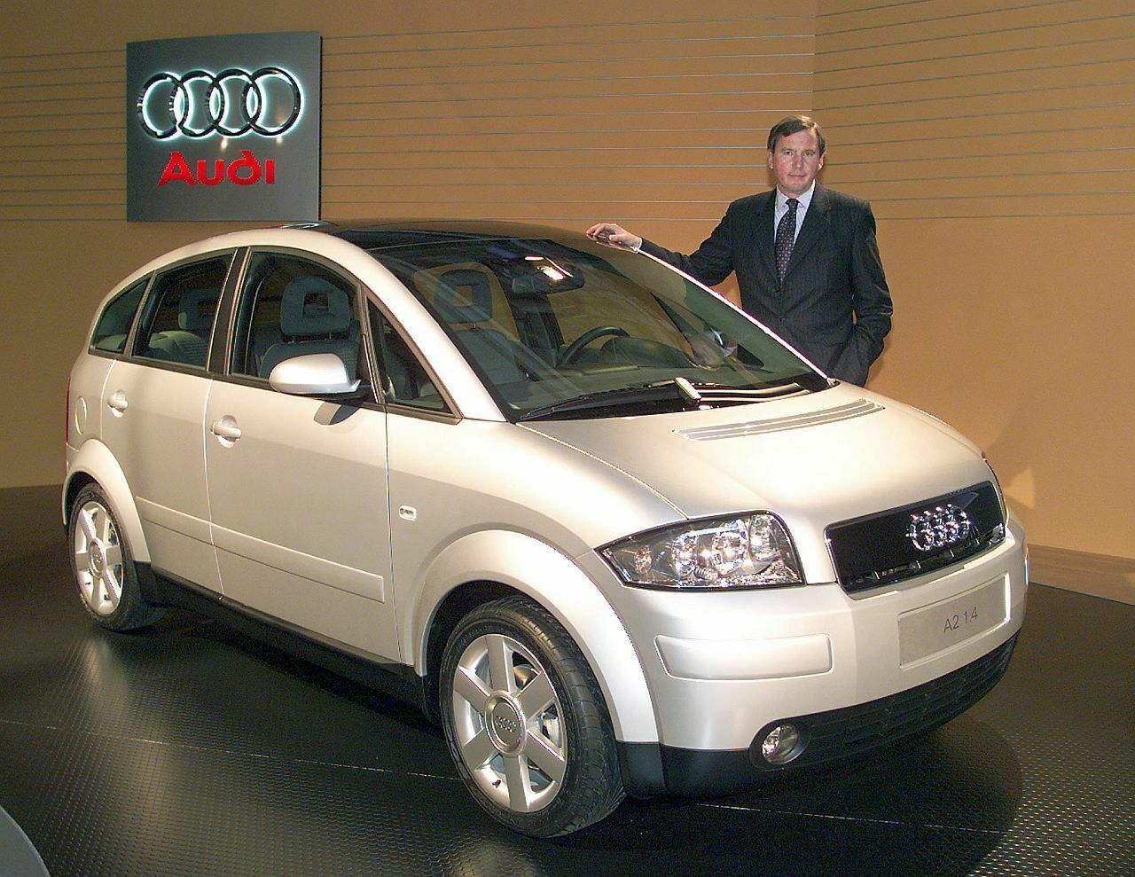 Vorreiter der Dieseltechnik im VW-Konzern: Der damalige Audi-Chef Franz-Josef Paefgen 1999 mit dem Audi A2, der auch als "Dreiliter-Auto" erhältlich war