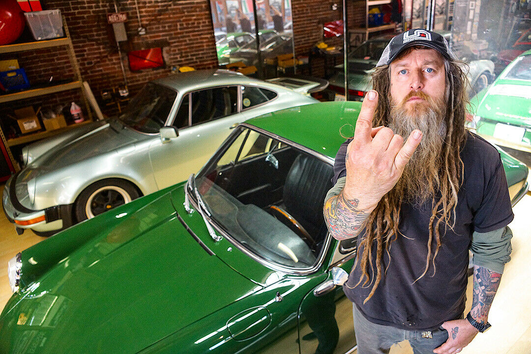 Walkers Markenzeichen: Meterlange Dreadlocks, meist bedeckt von einer Baseball-Kappe des eigenen Modelabels „Urban Outlaw“