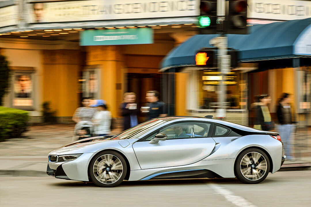 Am Ende der Testfahrt ist Magnus Walker vom geringen Verbrauch des i8 begeistert