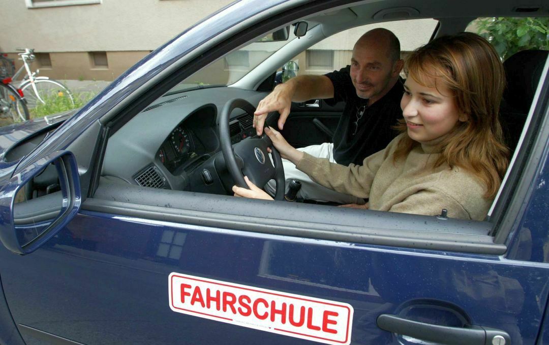 Nach der Führerscheinprüfung vergessen viele junge Autofahrer die Regeln schnell wieder.