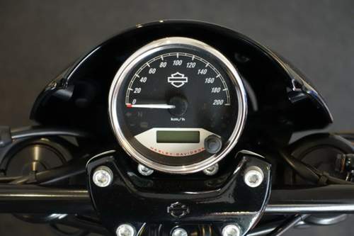 Über den Verbrauch gibt der Bordcomputer keine Auskunft. Die Höchstgeschwindigkeit beträgt rund 180 km/h