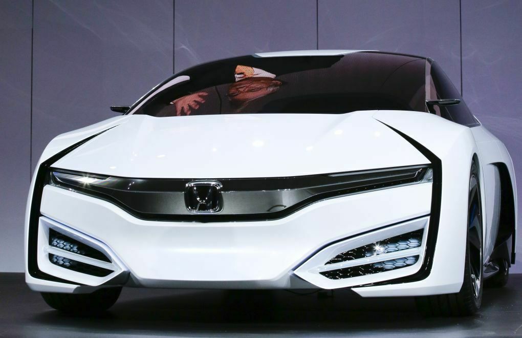 In der Windschutzscheibe des FCEV spiegelt sich Tetsuo Iwamura, CEO von Honda America