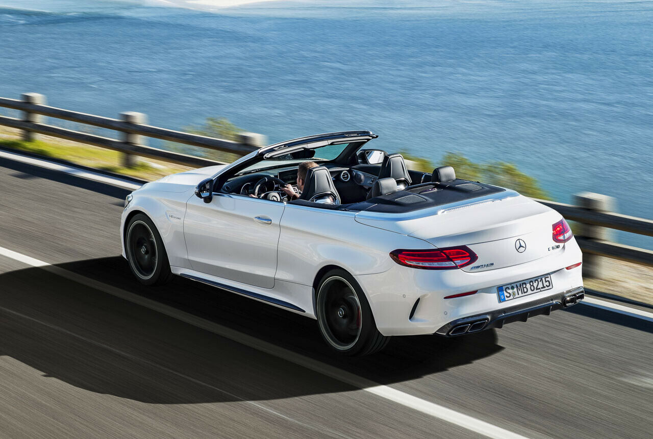 An der Auspuffanlage mit vierflutigen Endrohren erkennen Überholte das Mercedes-AMG C 63 Cabrio