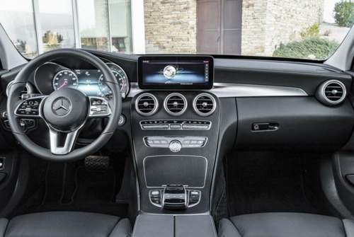 Optional verbaut Mercedes in der C-Klasse jetzt einen digitalen Instrumententräger mit 12,3 Zoll Diagonale und 1.920 x 720 Pixeln Auflösung