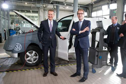 Zum Start der Umrüstaktion im VW-Dieselskandal zeigre Dobrindt sich mit VW-Markenchef Herbert Diess bei einem VW-Händler